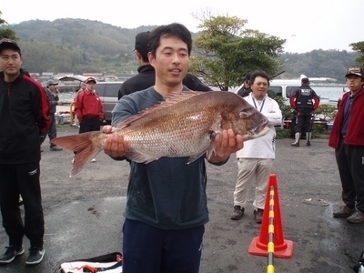 *マダイの大物賞を獲得した飯塚さん