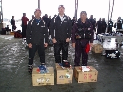 *優勝の岩成氏（中央）準優勝の下久保氏（右）３位の私（左）