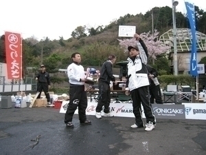 *浜吉丸1位で総合優勝した安田君にはG1カップと副賞のがま磯ロッドなどが贈られた